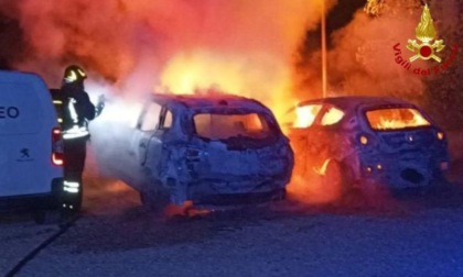 A fuoco due autovetture nella notte