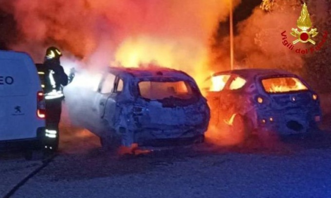 A fuoco due autovetture nella notte