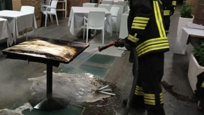 A fuoco alcuni mobili di un ristorante: non si esclude l’origine dolosa