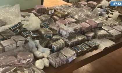 Rifornivano le piazze di spaccio di Reggio Emilia e Modena: la Polizia di Stato arresta tre persone e sequestra circa 70 chili di droga