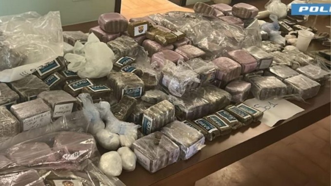 Rifornivano le piazze di spaccio di Reggio Emilia e Modena: la Polizia di Stato arresta tre persone e sequestra circa 70 chili di droga