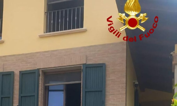 A fuoco un appartamento: due persone restano intossicate