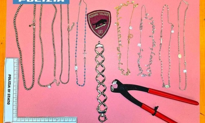 Forza la vetrinetta di un negozio e ruba il materiale che vi è esposto