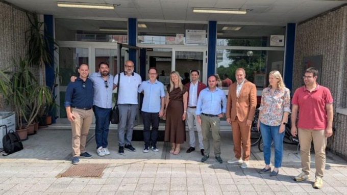 Otto sindaci in visita al Polo scolastico superiore Russel e Carrara