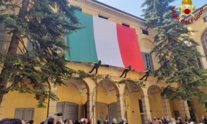 Festa della Repubblica con lo stendimento del Tricolore