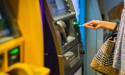 Ruba uno zaino con bancomat e cellulare, poi preleva 750 euro: incastrata dal sistema di videosorveglianza