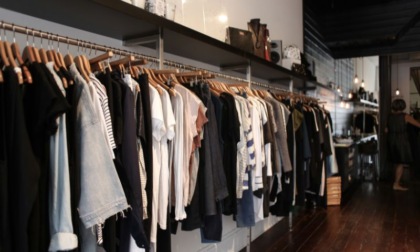 Furto in un negozio di abbigliamento: danni ingenti