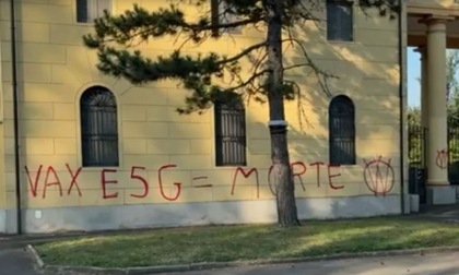 Scritte no vax davanti al cimitero: condanna del Comune di Correggio