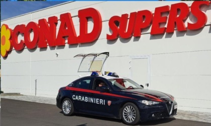Filmato mentre ruba preziosi alcolici in un esercizio commerciale