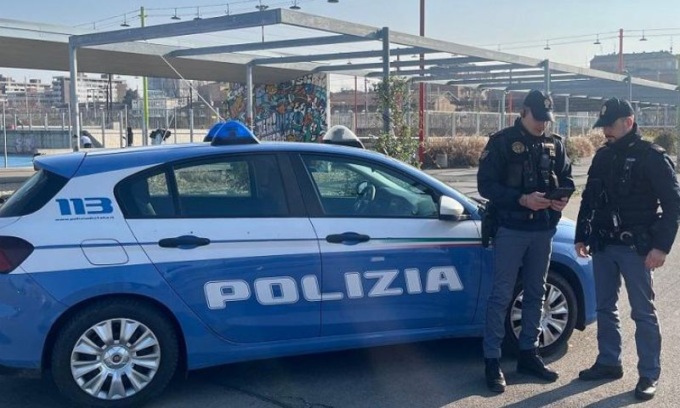 Infastidisce una ragazza per un debito pregresso, ma lo trovano con droga