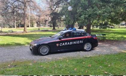 Minorenne a passeggio con coltello e passamontagna