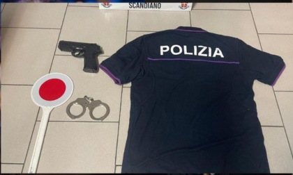 In giro con manette e una pistola finta