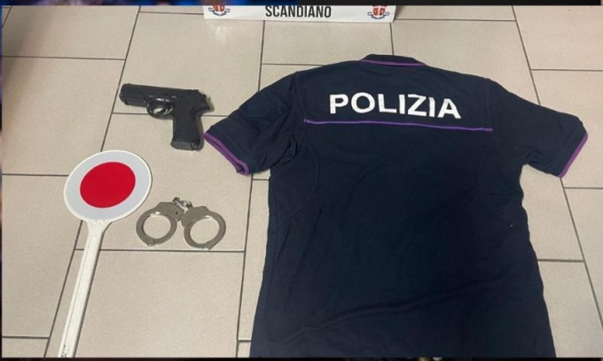 In giro con manette e una pistola finta