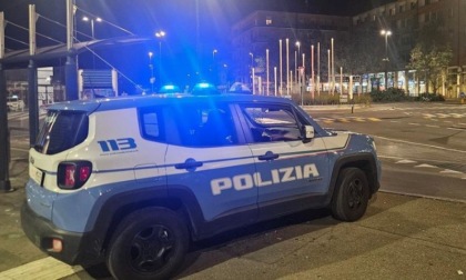 Va in escandescenza sul treno e poi aggredisce gli agenti con pugni, sputi e morsi