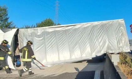 Camion perde carico di sabbia in autostrada: disagi per la circolazione