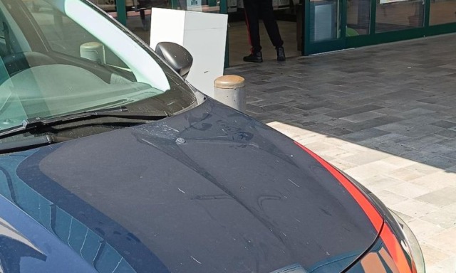 Con l’auto dello zio 21enne deruba della borsa un’anziana donna