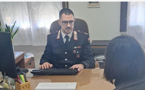Non si rassegna alla fine della convivenza: divieto di avvicinamento e braccialetto elettronico