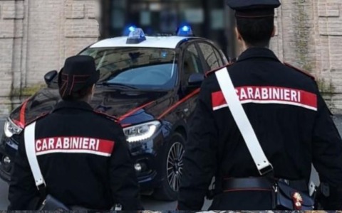 Festeggia la scarcerazione con fuochi d’artificio, ma anticipa i tempi: denunciato