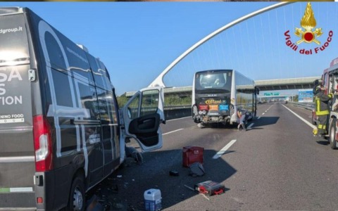 Scontro furgone – pullman: morto un uomo di 40 anni