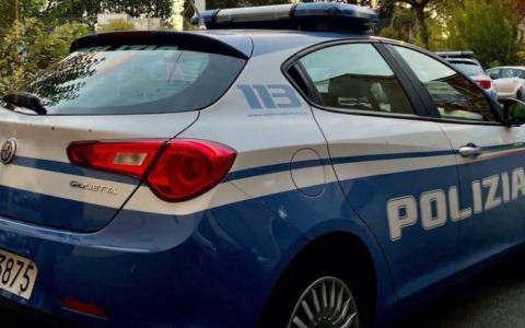 Litiga per strada con una persona e lo ferisce con un coltello