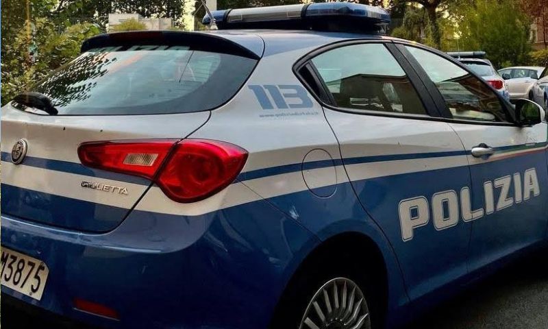 Litiga per strada con una persona e lo ferisce con un coltello