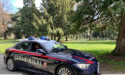Al parco con le dosi di droga pronte allo spaccio