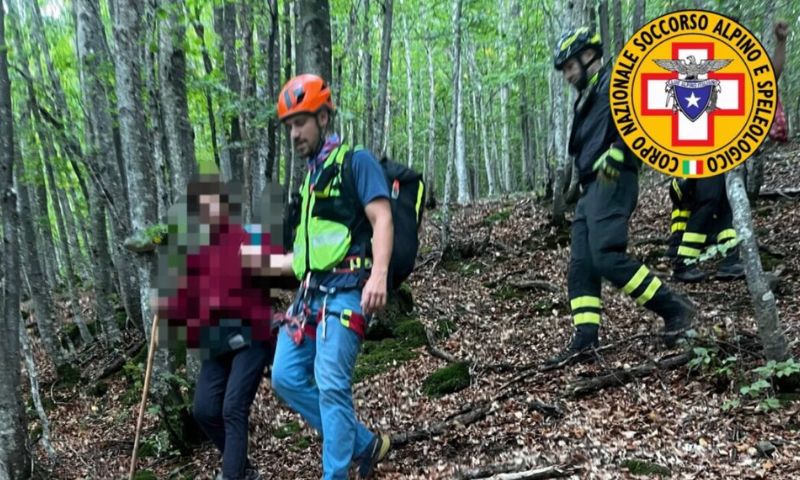 Fungaiola 83enne perde l’orientamento: rimessa in sicurezza grazie alla squadra SAER