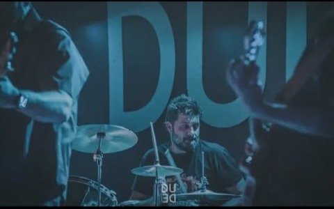 Durante un concerto batterista si accascia e muore