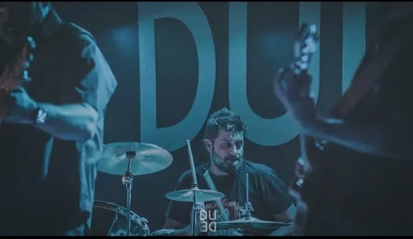 Durante un concerto batterista si accascia e muore