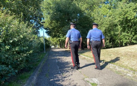 Al parco con le dosi di droga pronte per l’uso