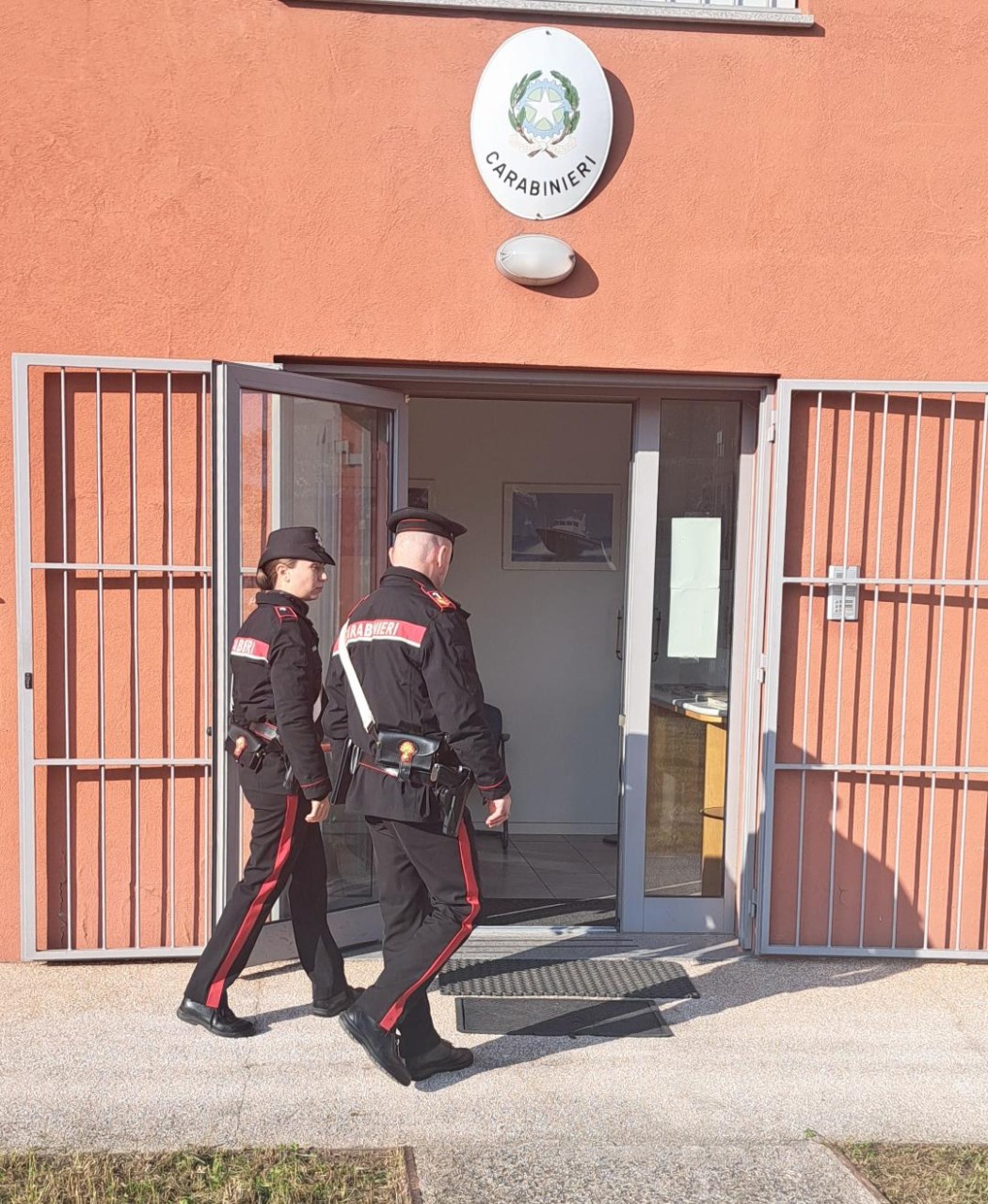 Con un coltello per regolarizzare un vecchio debito