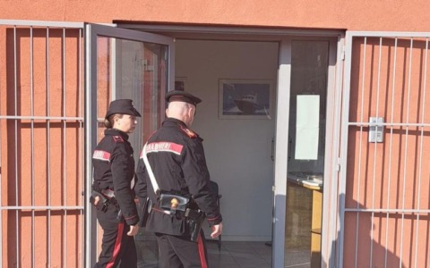 Divieto di avvicinamento per figlio e fratello troppo violento