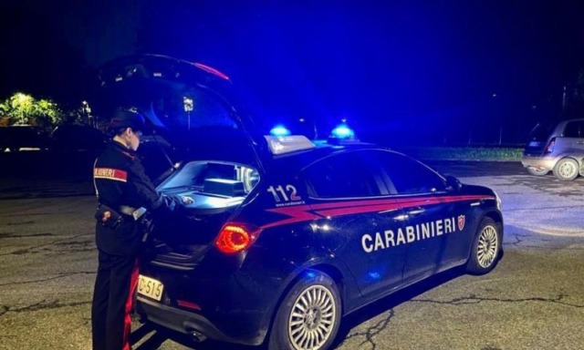 Vogliono fumare dentro ad un locale e prendono a pugni i titolari dell’esercizio