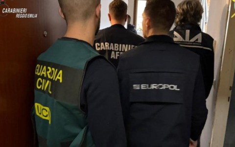 Sgominata associazione transnazionale dedita ai furti e al riciclaggio di auto: nove arresti di lusso: