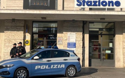 In via Agosti viene rapinato del cellulare