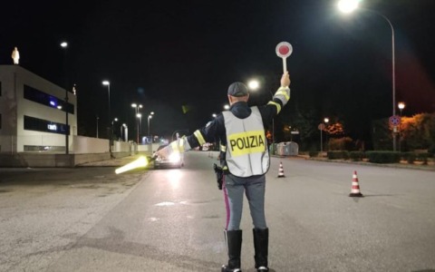 Controlli della Polizia del fine settimana tra persone senza patente o sotto l’effetto dell’alcol