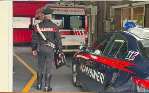Cade dal monopattino e lo portano in ospedale: lo trovano con della droga