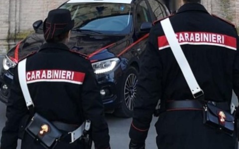 Getta a terra un involucro ma viene visto dai Carabinieri: 24enne accusato di spaccio di sostanze di stupefacenti