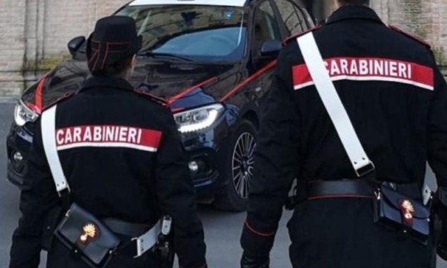 Getta a terra un involucro ma viene visto dai Carabinieri: 24enne accusato di spaccio di sostanze di stupefacenti