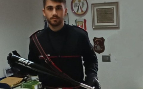 In auto con una mazza di baseball