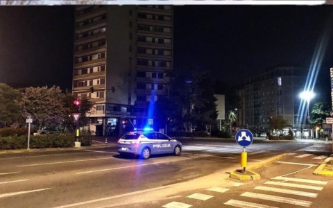 Getta sassi sulle auto in transito: denunciato un 33enne