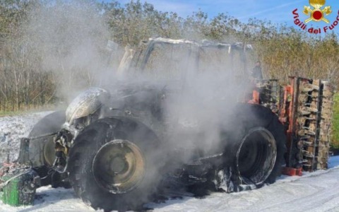 Luzzara, a fuoco un trattore
