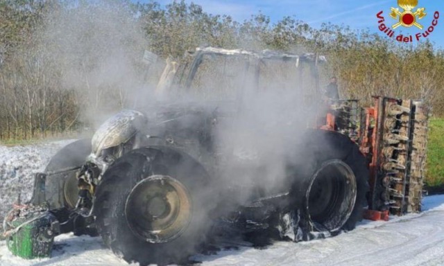 Luzzara, a fuoco un trattore
