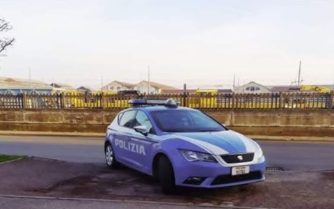 Ruba il telefono di una conoscente e poi fugge: rintracciato