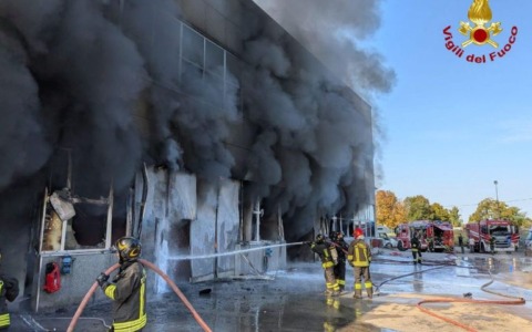 Alta colonna di fumo per un incendio