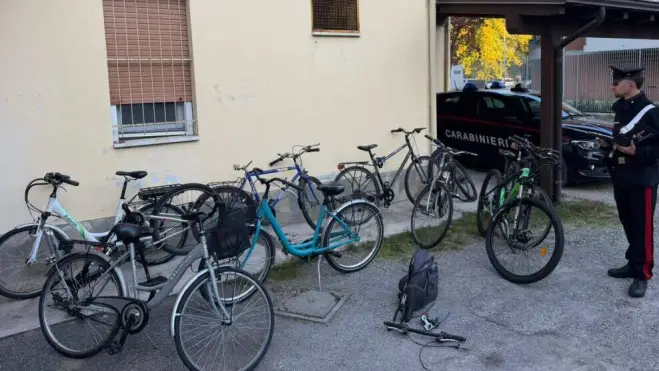 29 enne  accusato di ricettazione in biciclette rubate: scoperto un vero arsenale di mezzi a due ruote