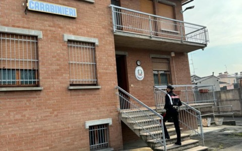 Sfonda una porta a calci per poter rubare dentro un negozio un cellulare e un pò di denaro