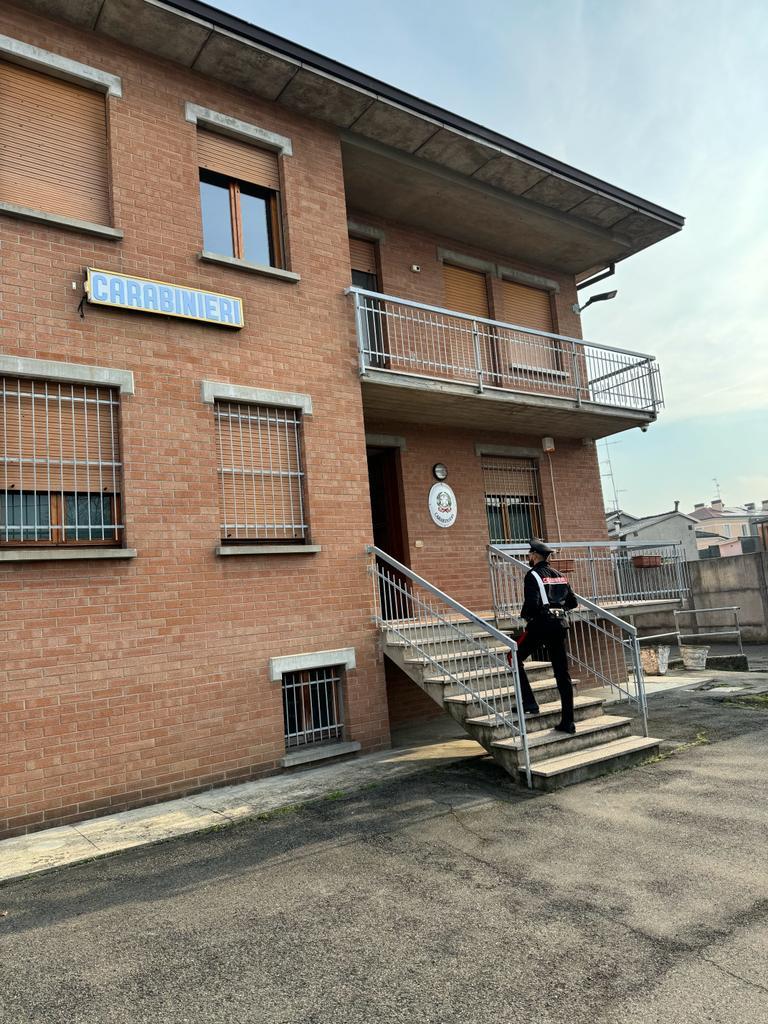 Sfonda una porta a calci per poter rubare dentro un negozio un cellulare e un pò di denaro