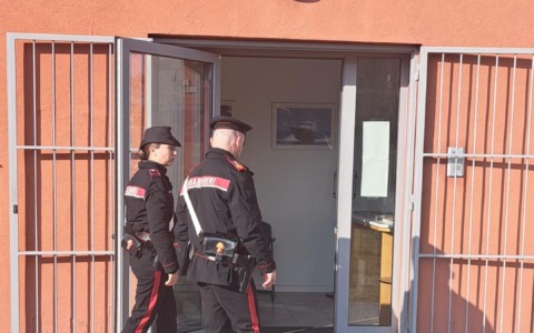 Truffa dello specchietto fallita, ma degenera in violenza: un uomo e una donna denunciati