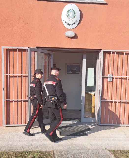 Ruba nel market e minaccia la titolare simulando di avere un coltello: arrestato